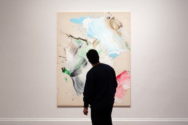 Besökare betraktar en stor abstrakt målning i ett galleri